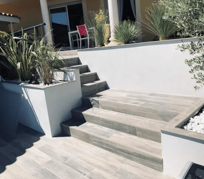 Escalier extérieur et terrasse carrelés