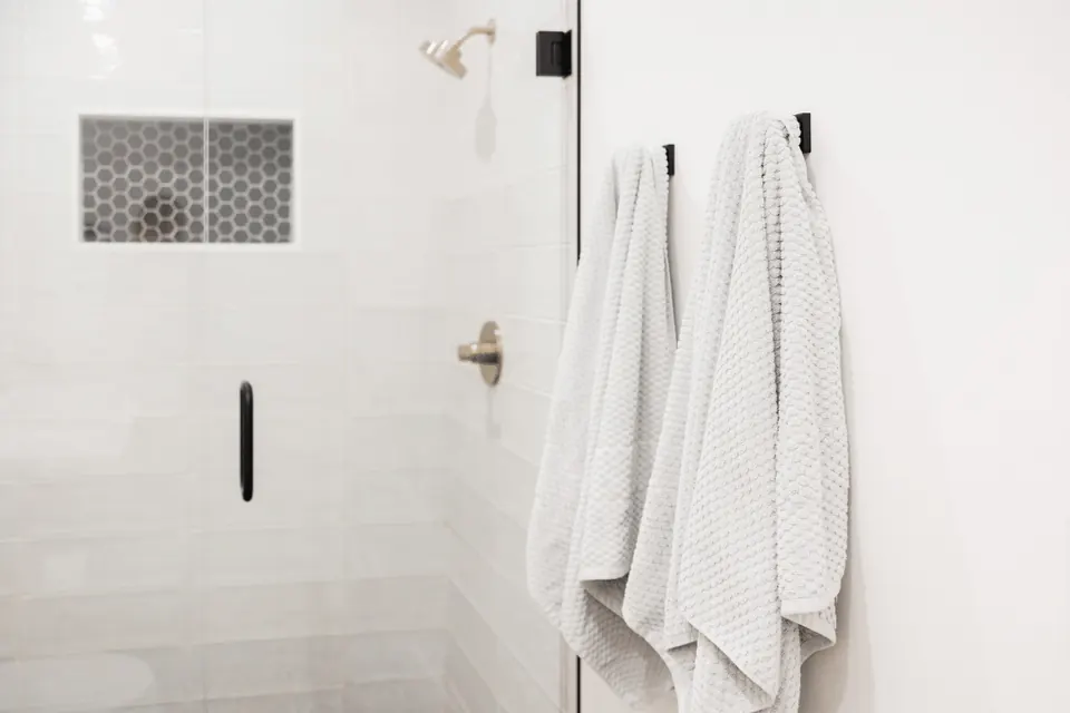 Salle de bain rénovée avec douche à l’italienne à Lyon